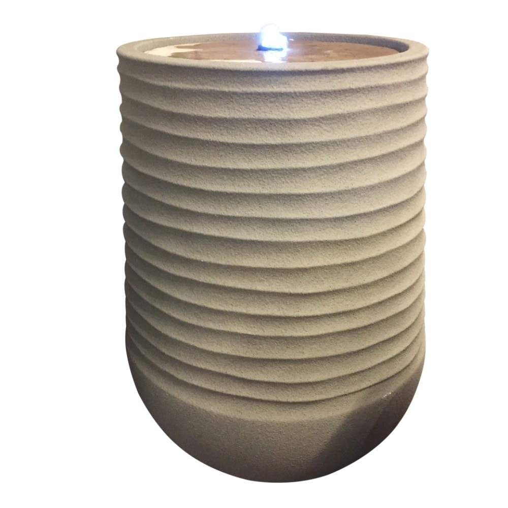 Gardenlife vandspil i sandfarvet polystone med sandfarvet topsten 39 x 39 x 51 cm