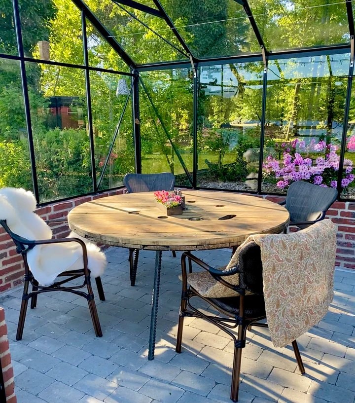 Kabeltromlen havebord olieret kabeltromle med ben i armeringsjern Ø140 cm