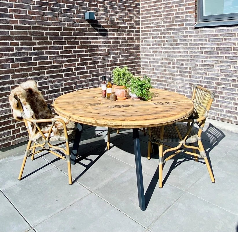 Kabeltromlen havebord olieret kabeltromle med sort stel Ø140