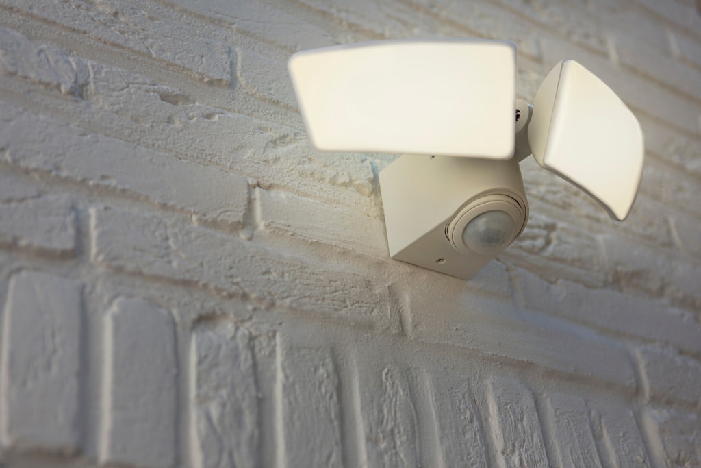 Lutec Artica LED projektør i hvid/opal med sensor 14,5W IP44