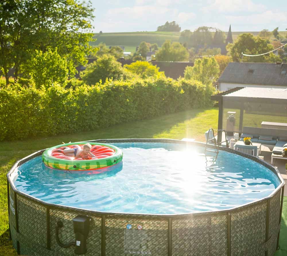 PGP4A01852B_SummerWave_Pool_Lifestyle_003.jpg