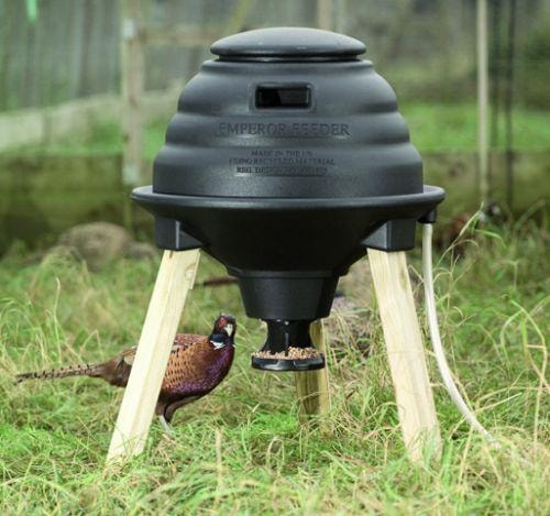 Foderautomat med vandopsamler til fasaner