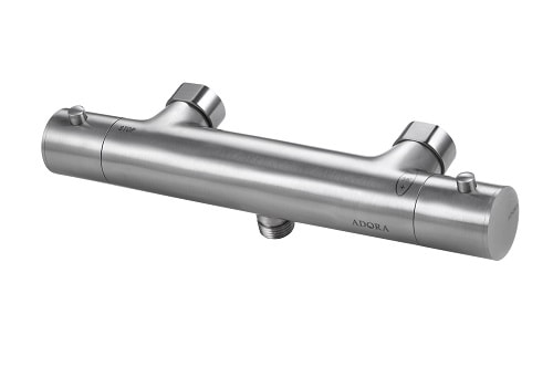 Adora termostatarmatur til brus i børstet stålmed rosetter.