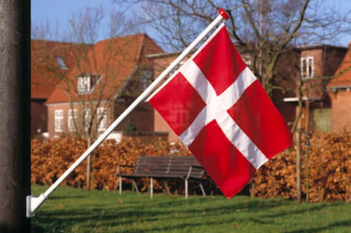 Dano Mast træflagstang hvid med plastvægbeslag og flag 1,5 m