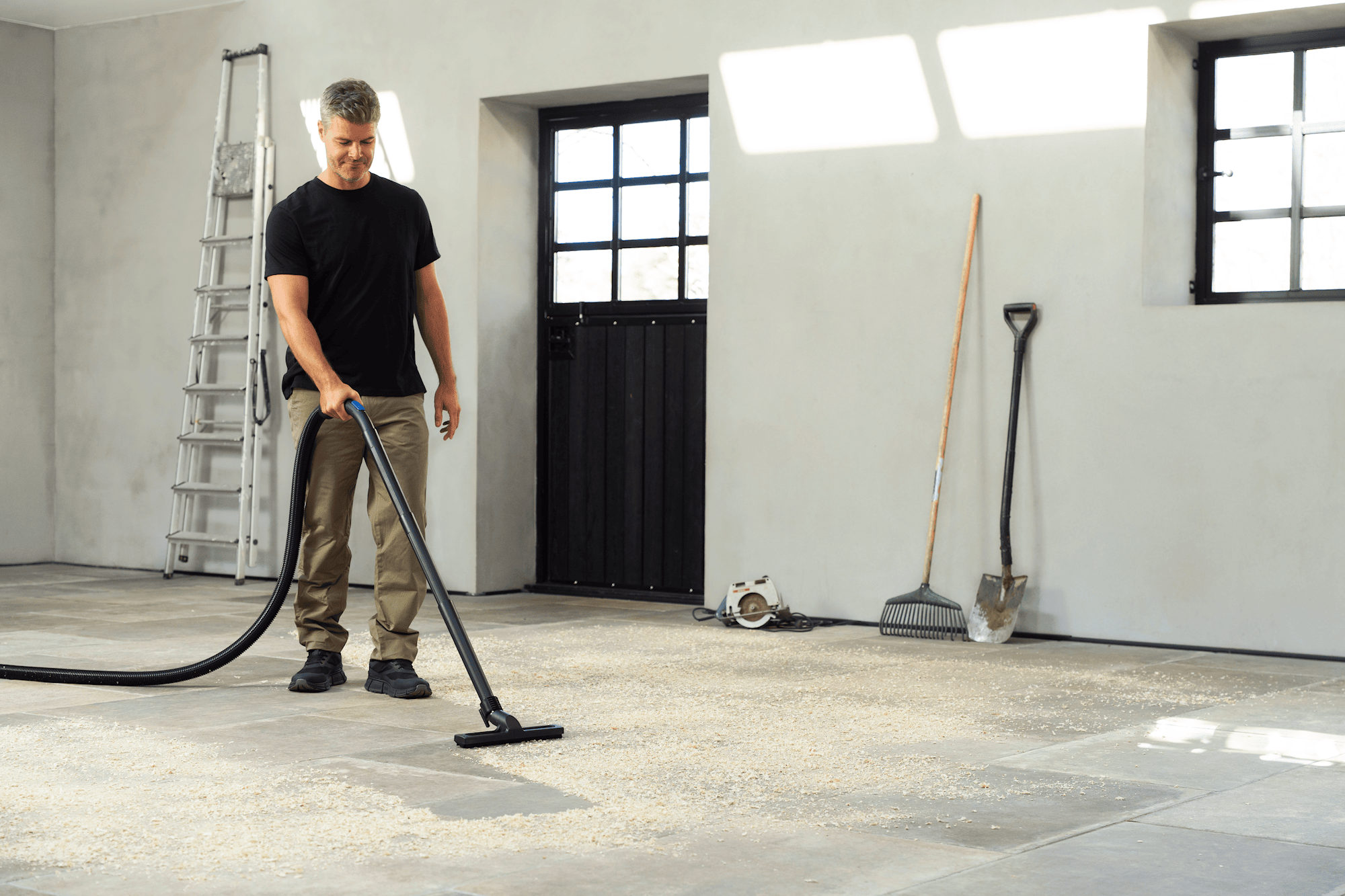 Nilfisk_Multi_I_vacuuming_sawdust.png
