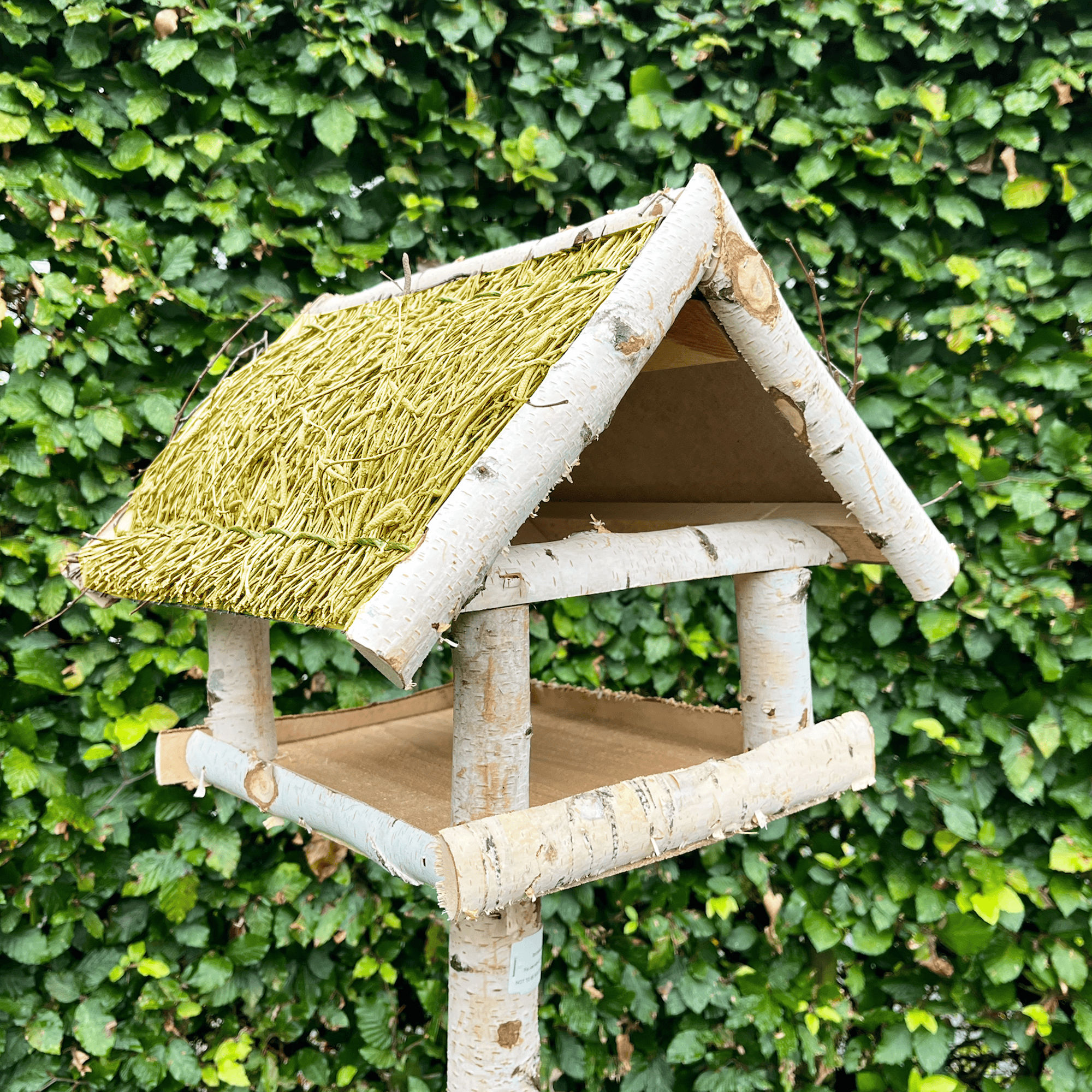 Hortus fuglefoderhus birketræ/stråtag med fod H146 cm