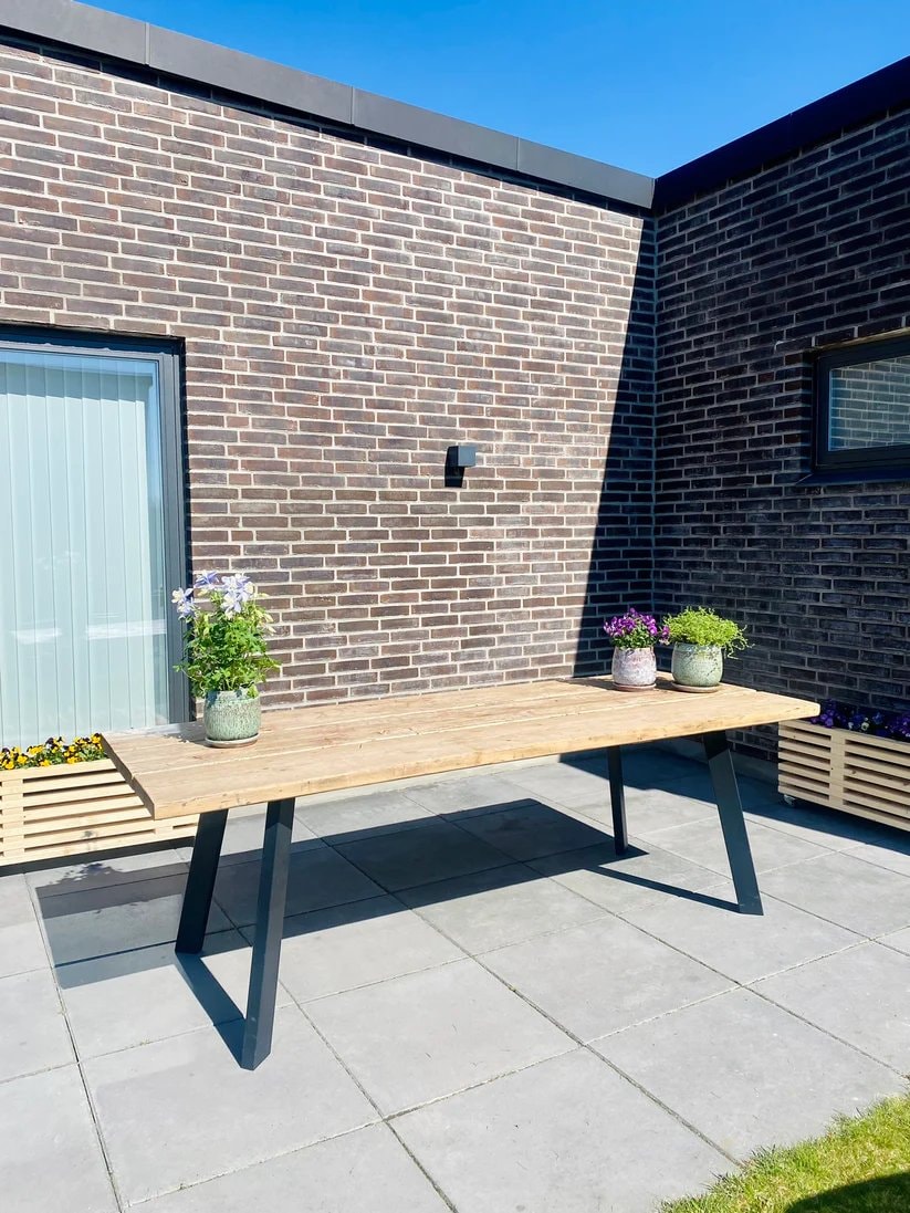 Kabeltromlen havebord olierede genbrugsplanker med sort stel 220 cm