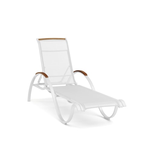 Hillerstorp Nydala solseng i hvid aluminium og tekstil med armlæn i teak