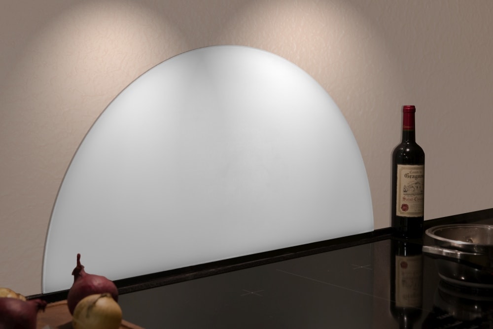 Millex stænkplade i hvidt glas buet 800 x 400 mm