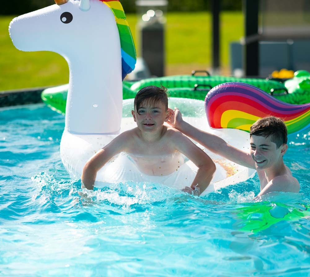 PGP4A01852B_SummerWave_Pool_Lifestyle_004.jpg