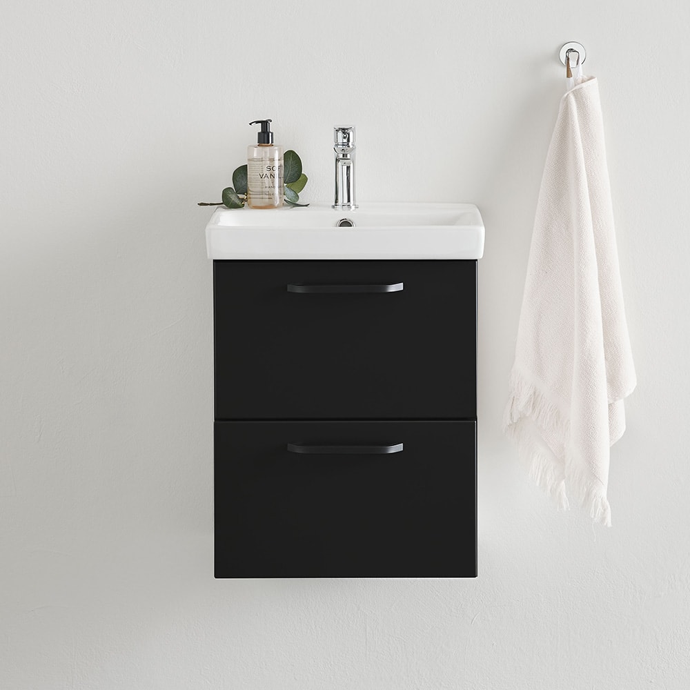 Bathlife Yster 550 vaskeskab i sort med hvid håndvask