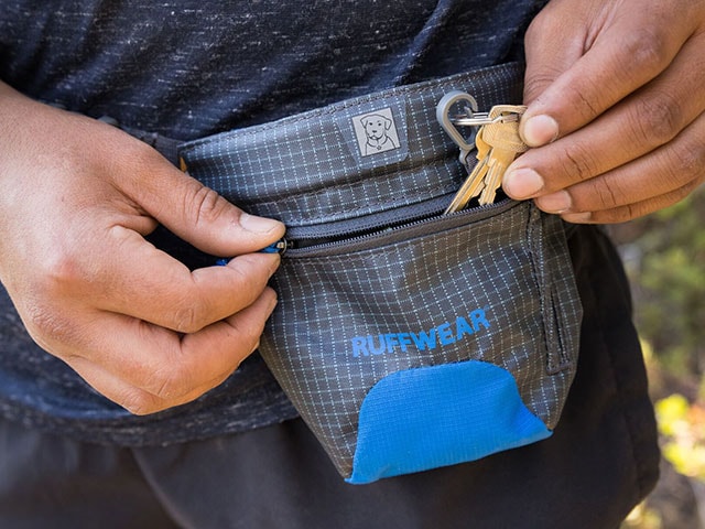 Ruffwear Treat Trader taske i grå/blå til godbidder